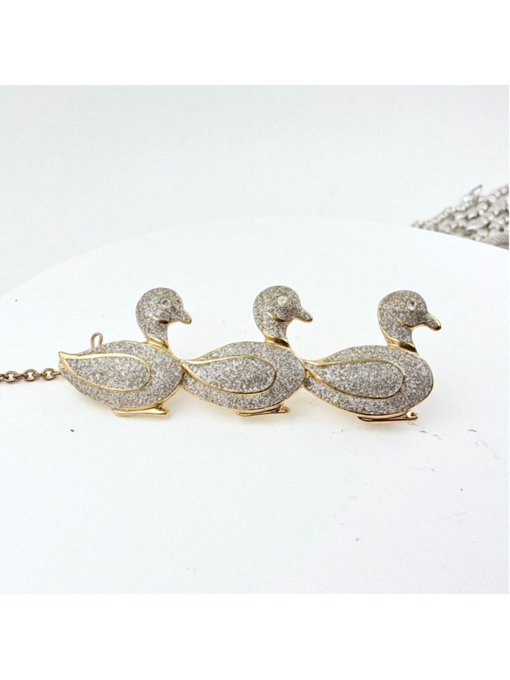 Vintage 1970s Duck Brooch Silver Sparkle Enamel, Triple Duck Pin, Figural Animal - Picture 6 of 7